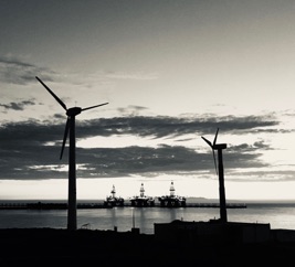 Windkraft vor Ölbohrinsel